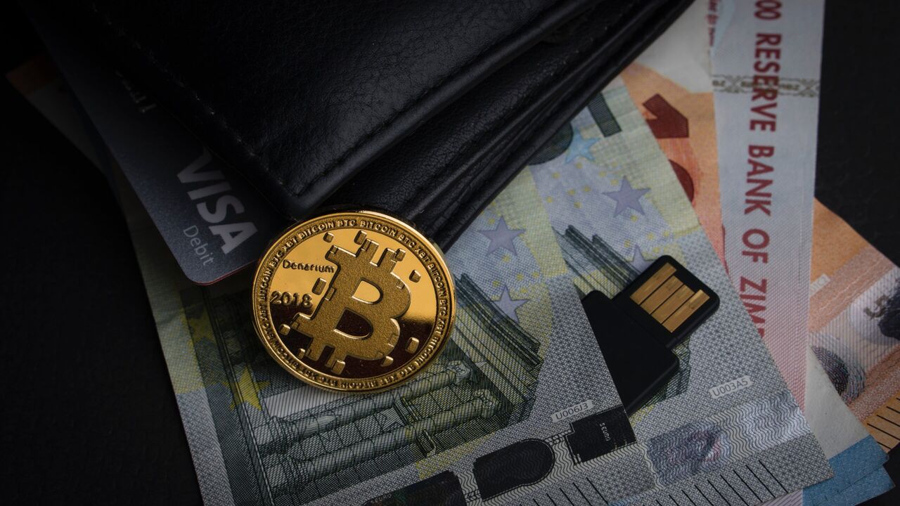 Illustratie voor: Verenigde Arabische Emiraten grijpt in bij illegale crypto bedrijven