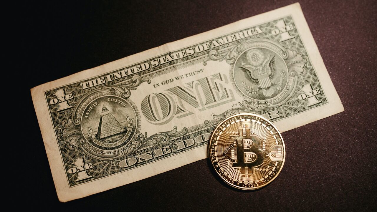 Illustratie voor: CEO Coinbase reageert op gigantische Binance boete